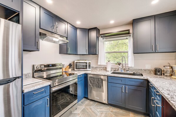 Fridge, microwave, stovetop, dishwasher