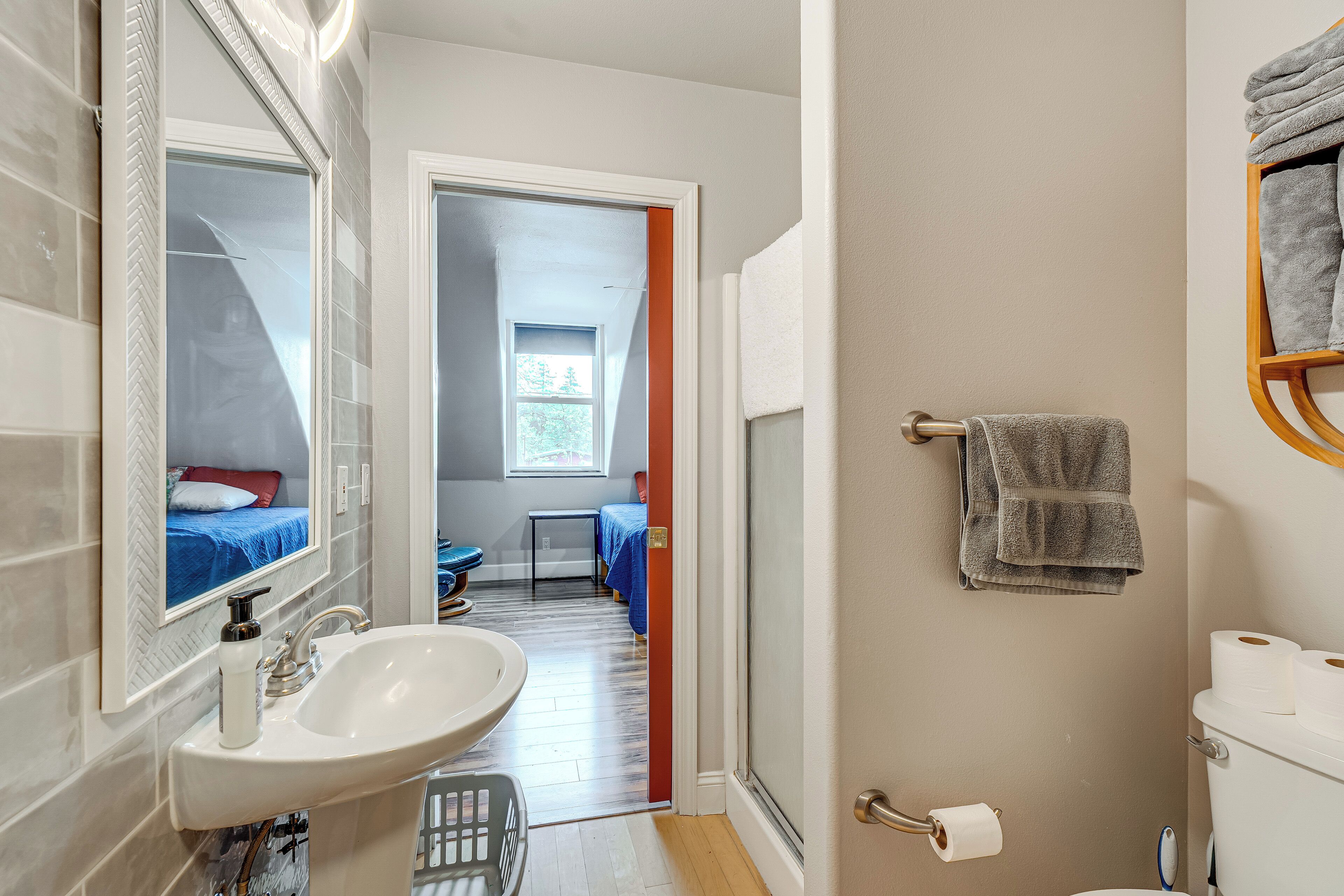Ein Badezimmer mit Waschbecken, Toilette und Handtuchhalter.