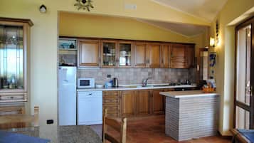 Frigorífico, horno, placa de cocina y lavavajillas