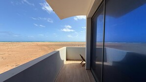 A balcony with a view of a beach and ocean. - Joli Beach House - Third floor T3 Apartment with beautiful Views (Santa Maria)