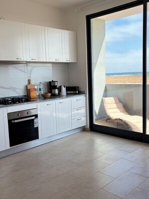 Fridge, oven, stovetop, coffee/tea maker