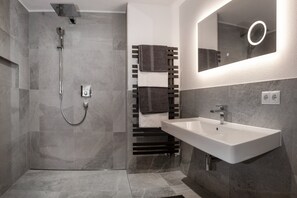 Shower, hair dryer, towels - Alpine apartment with view & garden (Oberau)