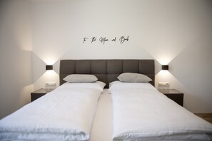 3 Schlafzimmer, Schreibtisch, Reisekinderbett, Bettwäsche