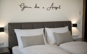 3 bedrooms, desk, travel cot, bed sheets - Alpine apartment with view & garden (Oberau)
