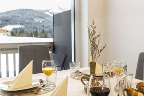 Dining - Alpine apartment with dream view & garden feeling (Oberau)