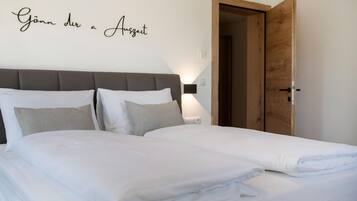 2 Schlafzimmer, Schreibtisch, Reisekinderbett, Bettwäsche