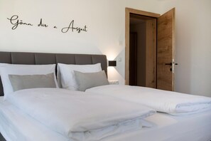 2 bedrooms, desk, travel cot, bed sheets - Alpine apartment with dream view & garden feeling (Oberau)