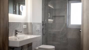 Dusche, Haartrockner, Handtücher