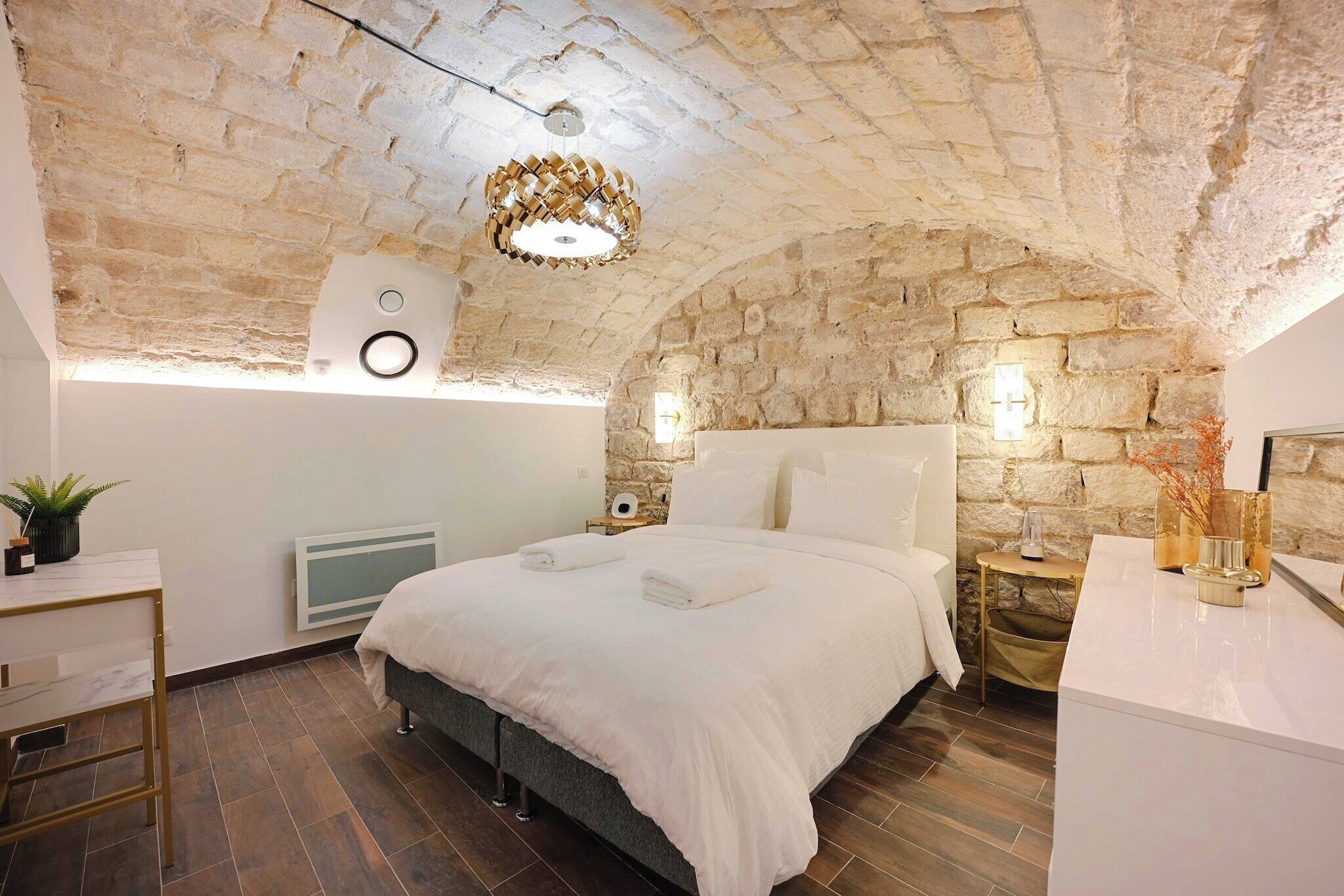 Skrivbord, strykjärn/strykbräda, gratis wi-fi och sängkläder