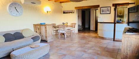 Een smart-tv, een open haard en boeken