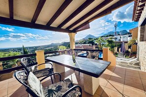 Outdoor dining - Charming villa with private garden (Alfaz del Pi)