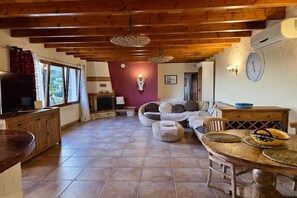 Smart TV, fireplace, books - Charming villa with private garden (Alfaz del Pi)