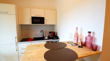 Kühlschrank, Mikrowelle, Herdplatte, Geschirrspüler