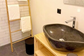 Douche, sèche-cheveux