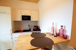 Kjøleskap, mikrobølgeovn, kokeplater og oppvaskmaskin