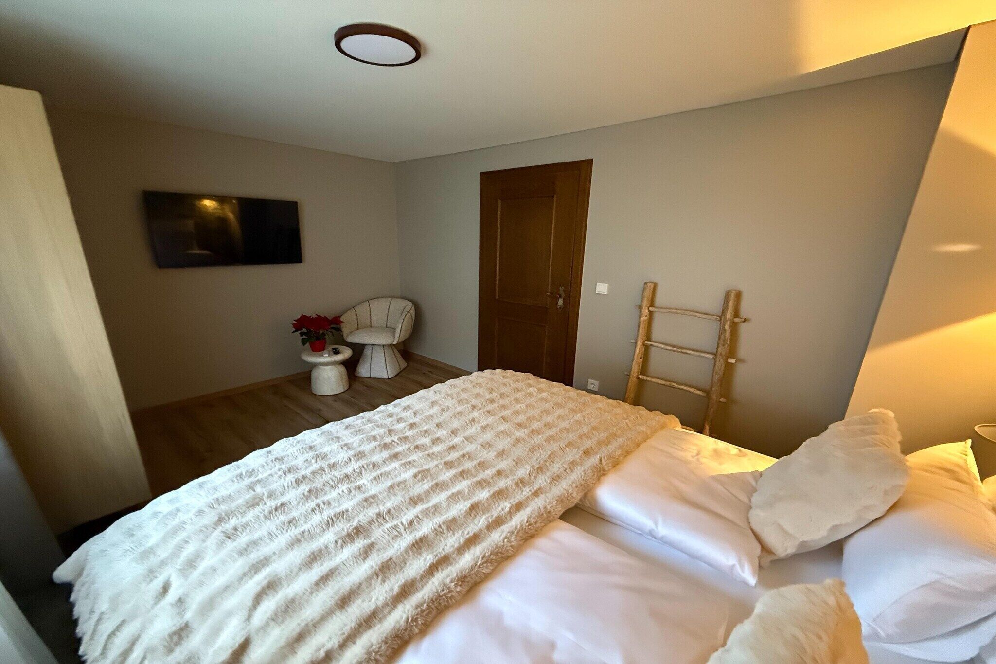 4 bedrooms, bed sheets