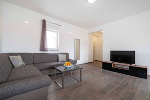 Smart TV - Modern Apartment for 8 in Zadar (Zadar)