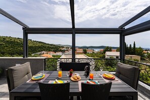 Outdoor dining - Bright Penthouse with Sea Views, Hvar (Žaborić)