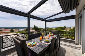 Outdoor dining - Bright Penthouse with Sea Views, Hvar (Žaborić)