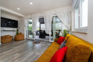 Smart TV, ping pong - Bright Penthouse with Sea Views, Hvar (Žaborić)