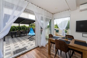 Dining - Apartment with Pool near Beach Zaboric (Žaborić)