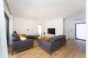 Smart TV - Modern Family Villa in Biograd (Biograd na moru)