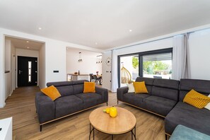 Smart TV - Modern Family Villa in Biograd (Biograd na moru)