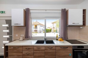 Fridge, microwave, oven, stovetop - Bright Apartment Close to Zadar Beach (Zadar)