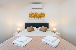 4 bedrooms, iron/ironing board, travel cot, free WiFi - Family Villa with Pool near Krka Park (Vodice)