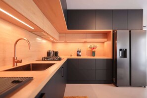 Frigorifero, microonde, forno, piano cottura