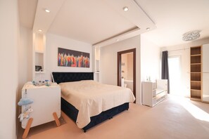 5 bedrooms, iron/ironing board, travel cot, free WiFi - Villa near Zadar for 10 Guests (Gornje Raštane)