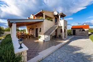 Outdoor dining - Peaceful Villa near Krka Waterfalls (Skradin)
