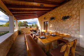 Outdoor dining - Peaceful Villa near Krka Waterfalls (Skradin)