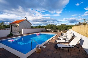 Pool - Peaceful Villa near Krka Waterfalls (Skradin)