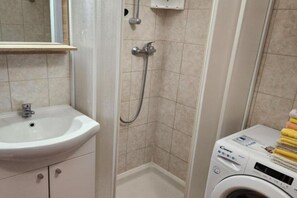 Shower, hair dryer - One Bedroom Apartment (A4) (Fazana)
