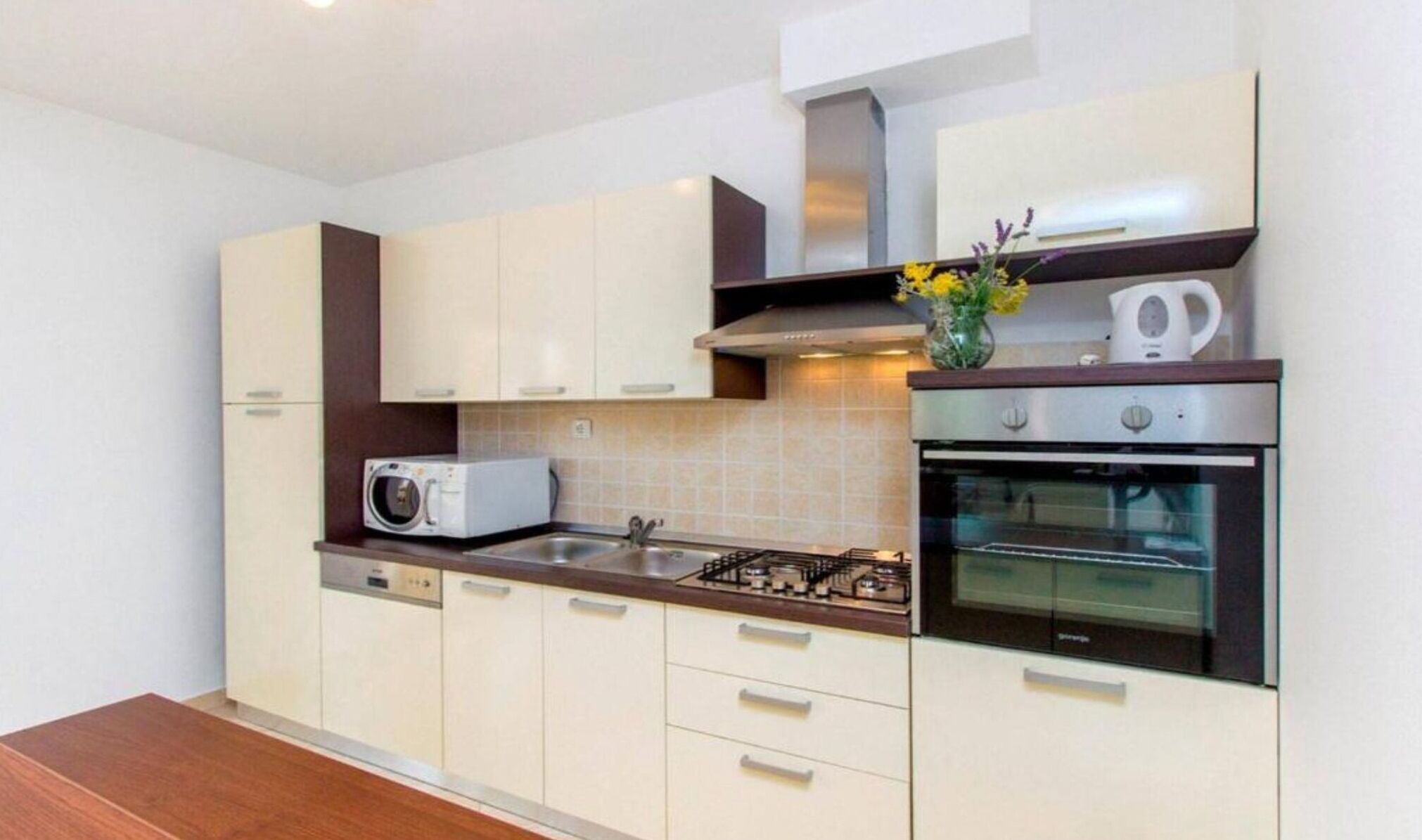 Een koelkast, een magnetron, een oven, een kookplaat