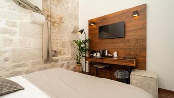 Iron/ironing board, travel crib, free WiFi