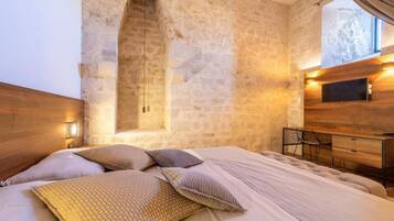 Iron/ironing board, travel crib, free WiFi