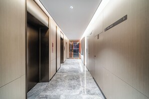 Handrails in hallways - ECHENG Hotel Bayi Square Nanchang (Nanchang)