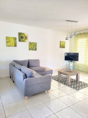 Living area - Renovated air-conditioned house sleeps 6 5 minutes from the beach (Latour-Bas-Elne)