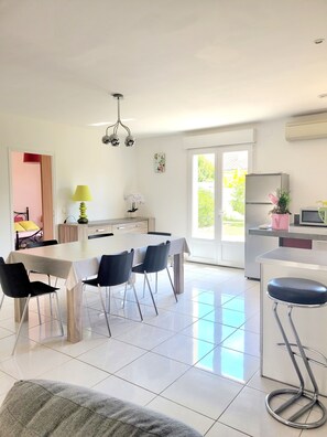 Dining - Renovated air-conditioned house sleeps 6 5 minutes from the beach (Latour-Bas-Elne)