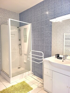 Shower, hair dryer - Renovated air-conditioned house sleeps 6 5 minutes from the beach (Latour-Bas-Elne)