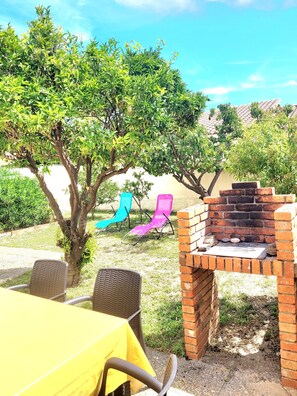 Outdoor dining - Renovated air-conditioned house sleeps 6 5 minutes from the beach (Latour-Bas-Elne)