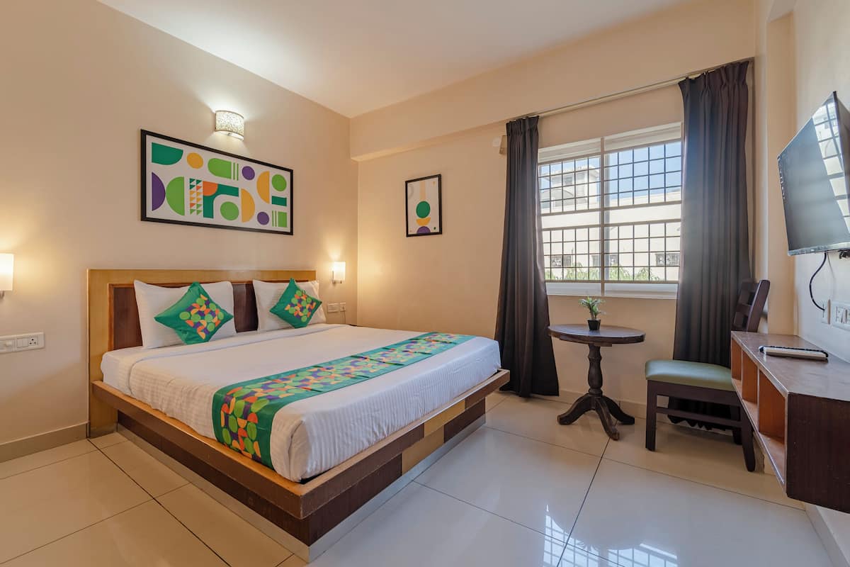 Standard Double Room | Desk, iron/ironing board