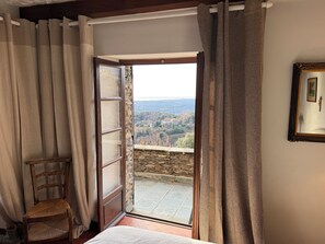 5 chambres, bureau, fer et planche à repasser, lit de bébé portatif