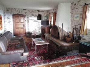 TV, fireplace, books, video library - La Casetta Padrone Old stone winegrower's house with breathtaking views (Cervione)