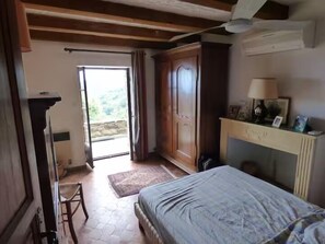 5 bedrooms, desk, iron/ironing board, travel crib