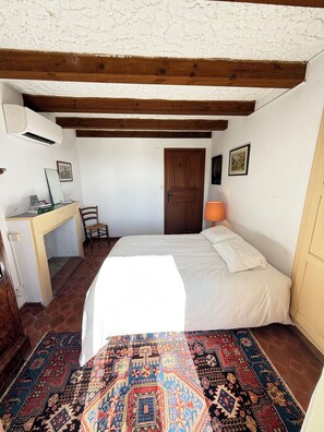 5 bedrooms, desk, iron/ironing board, travel cot