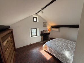 5 多间卧室、办公桌、熨斗/熨衣板、旅行婴儿床