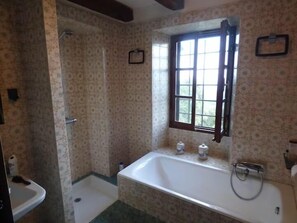 Hårtork, handdukar och toalettpapper